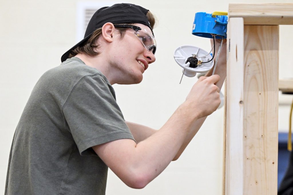 image of student in Electrical Technologies program